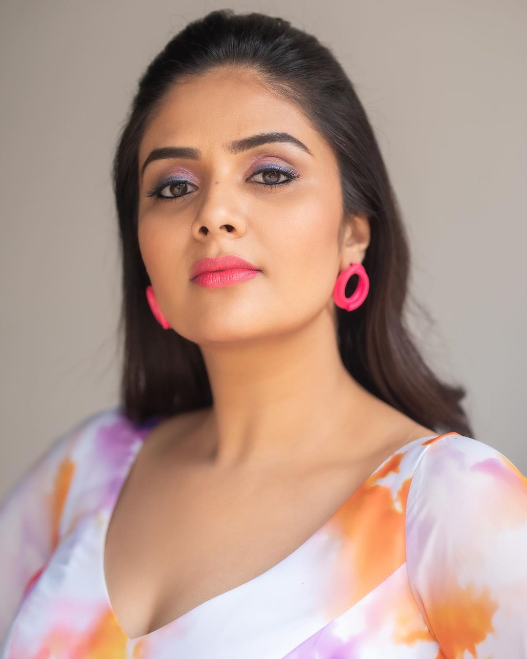 TELUGU TV ACTRESS SREEMUKHI STILLS IN MINI WHITE SKIRT 4